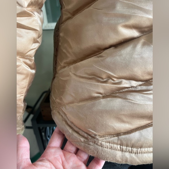 The North Face Women's Gold Puffer Jacket - Picture 11 of 12